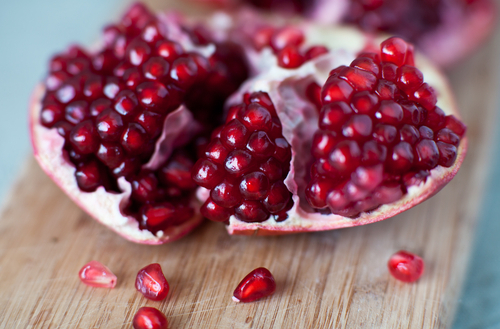 Granatäppelsallad med grillad kyckling och avokado